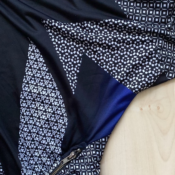 EUC tunic, ruched sides, longer length, front zip, abstract pattern, flattering - Picture 6 of 15